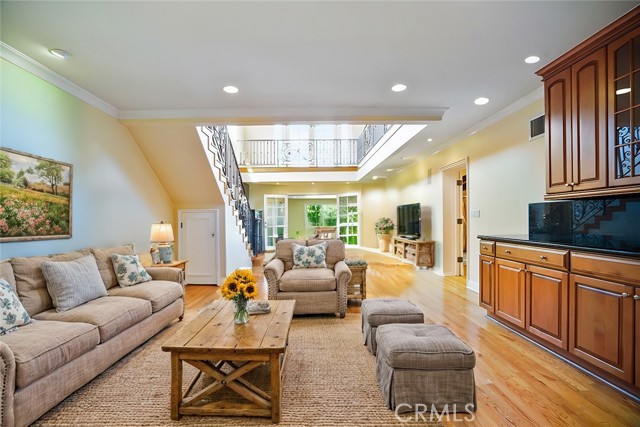 Detail Gallery Image 6 of 13 For 10655 Camarillo St, Toluca Lake,  CA 91602 - 8 Beds | 7/1 Baths