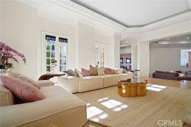 13320 Mulholland Drive, Beverly Hills CA: https://media.crmls.org/medias/10c0f948-ba01-4351-ad2a-1cce2debd2f2.jpg