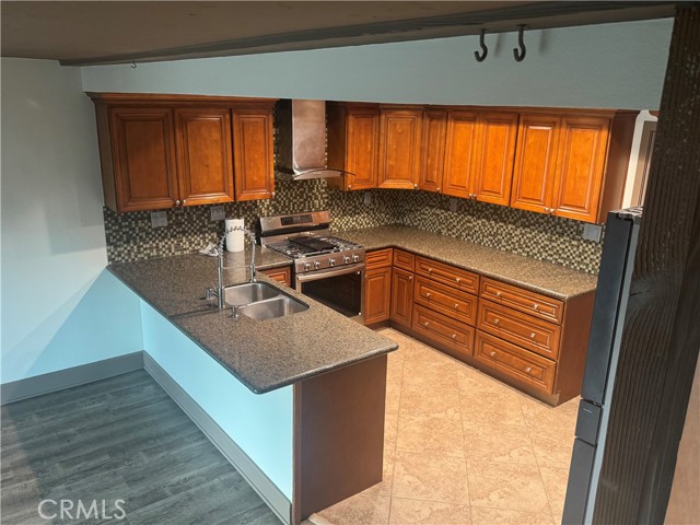Detail Gallery Image 4 of 41 For 2510 N Tustin Avenue Ave #110,  Santa Ana,  CA 92705 - 3 Beds | 2/1 Baths