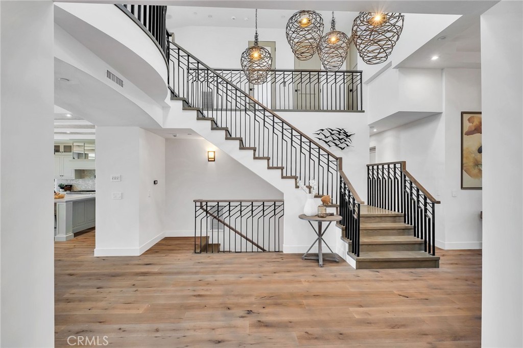 https://media.crmls.org/medias/10c1a1f0-e7c7-469a-bd40-f1a4142c77b6.jpg?preset=X-Large