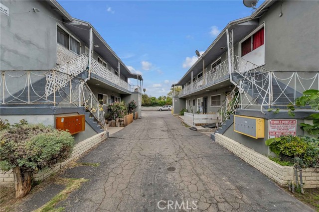 6862 Hazeltine Avenue, Van Nuys CA: https://media.crmls.org/medias/10c2551b-fe3b-4e93-b198-02534e14f997.jpg