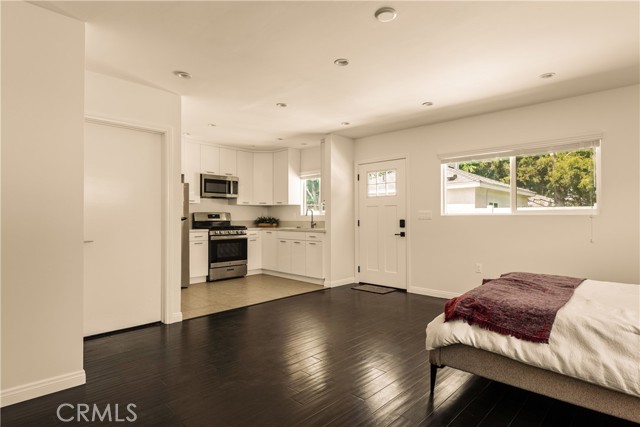 Detail Gallery Image 14 of 22 For 15233 Camarillo St, Sherman Oaks,  CA 91403 - 5 Beds | 4 Baths