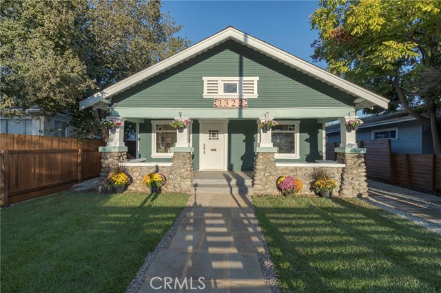 1322 N June Street, Los Angeles CA: https://media.crmls.org/medias/10c45606-08d6-45e1-88e1-2fcdb135e3ba.jpg