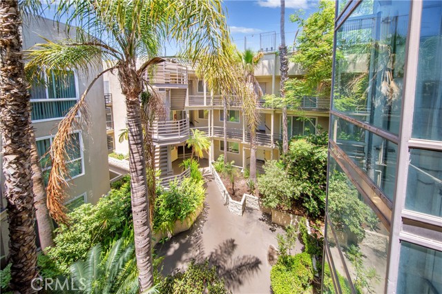 Detail Gallery Image 2 of 10 For 11949 Goshen #308,  Los Angeles,  CA 90049 - 2 Beds | 3 Baths