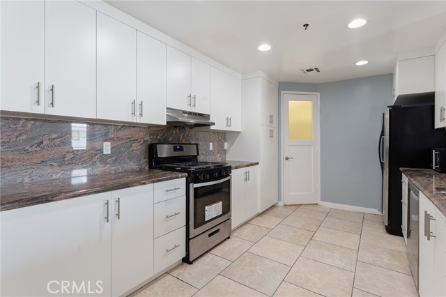 Detail Gallery Image 2 of 51 For 5350 White Oak #413,  Encino,  CA 91316 - 2 Beds | 2 Baths