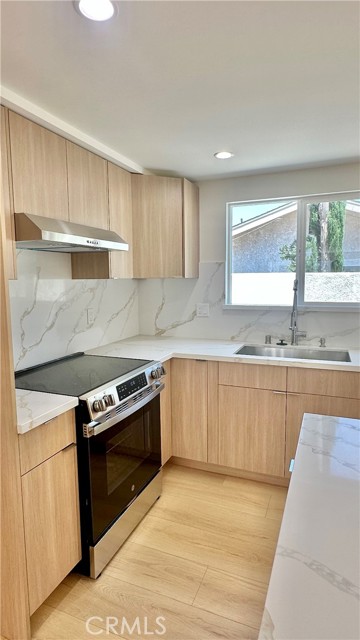 Detail Gallery Image 9 of 26 For 7728 Laurel Canyon Blvd, North Hollywood,  CA 91605 - 3 Beds | 2 Baths