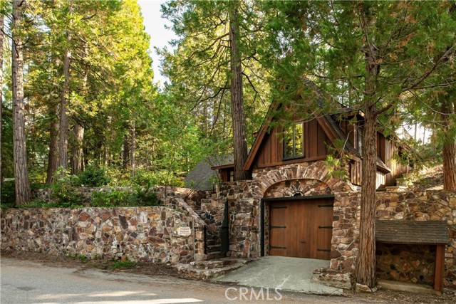 324 Summit Drive, Lake Arrowhead CA: https://media.crmls.org/medias/10cacdd1-a440-4e25-8145-23187fc272ec.jpg