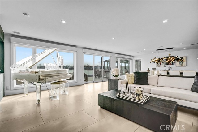 Detail Gallery Image 10 of 58 For 16412 Ardsley Cir, Huntington Beach,  CA 92649 - 4 Beds | 3/1 Baths