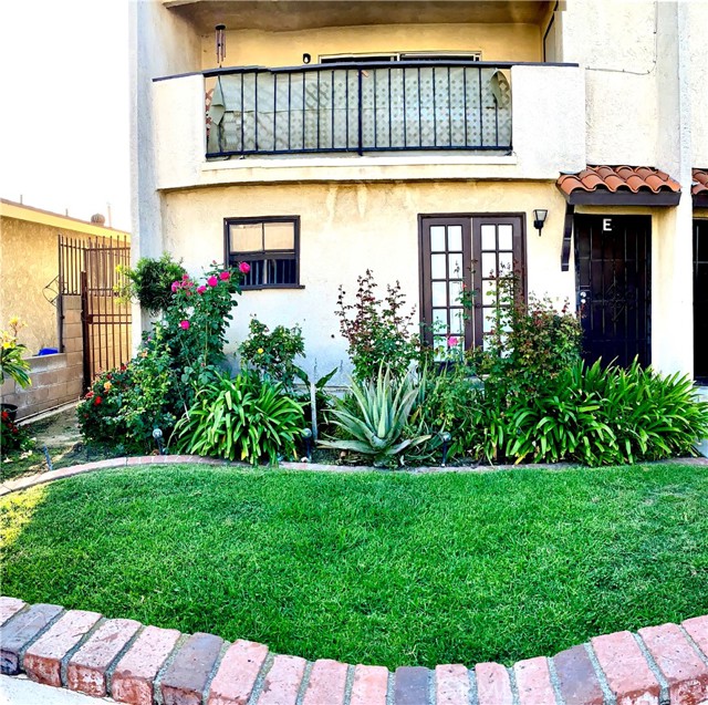 Detail Gallery Image 1 of 13 For 17441 Virginia Ave #E,  Bellflower,  CA 90706 - 3 Beds | 2 Baths