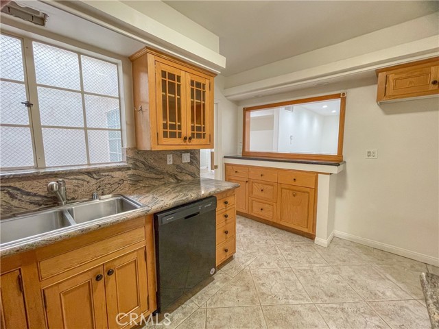 Detail Gallery Image 4 of 52 For 15248 Dickens St #105,  Sherman Oaks,  CA 91403 - 2 Beds | 2 Baths