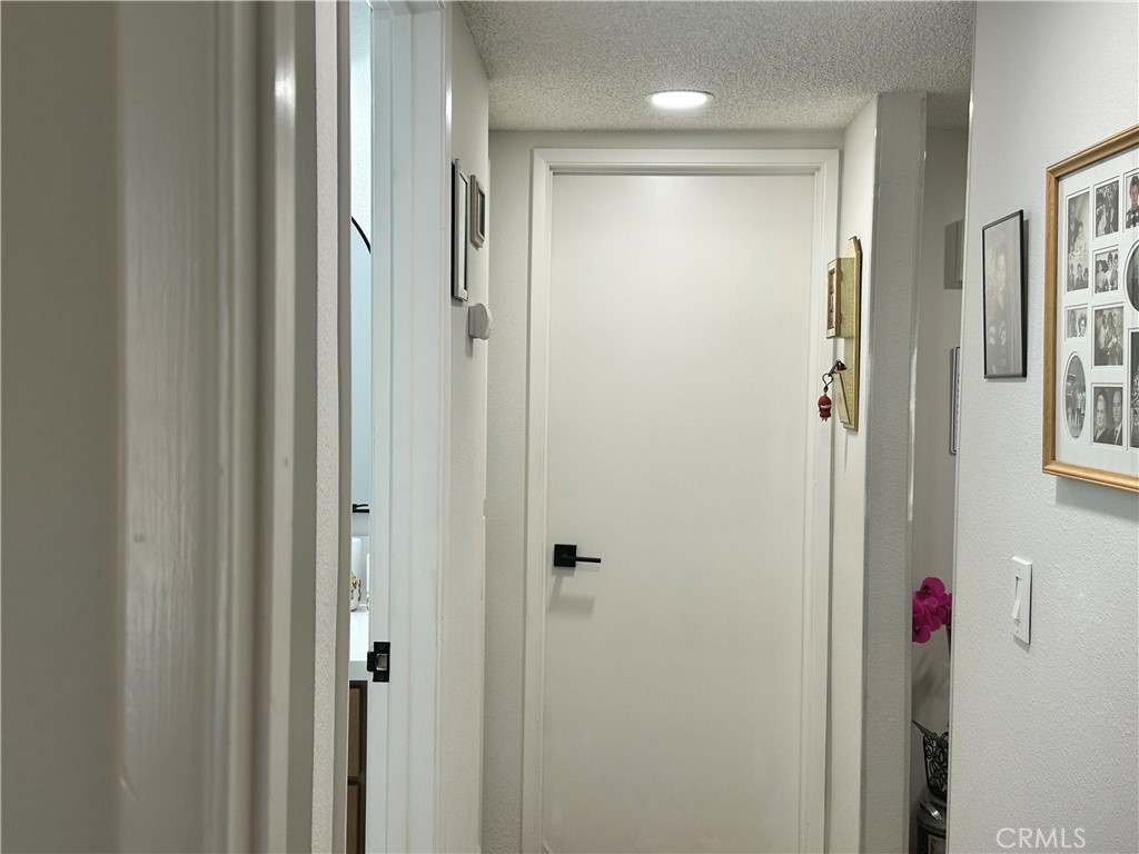 https://media.crmls.org/medias/10d1eff8-c8fa-4c6c-8337-45fe58d5357d.jpg?preset=X-Large