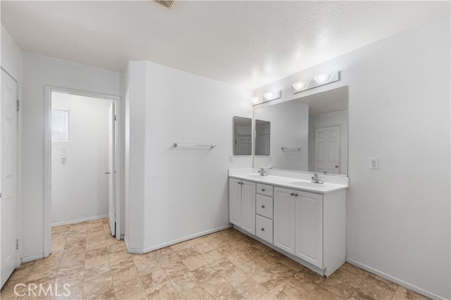 16029 White Mountain Place, Victorville CA: https://media.crmls.org/medias/10d20435-21a1-4203-943d-abd182a49ad9.jpg