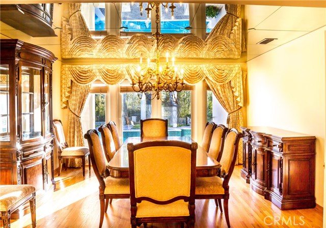 Elegant dining room with mirrored ceiling