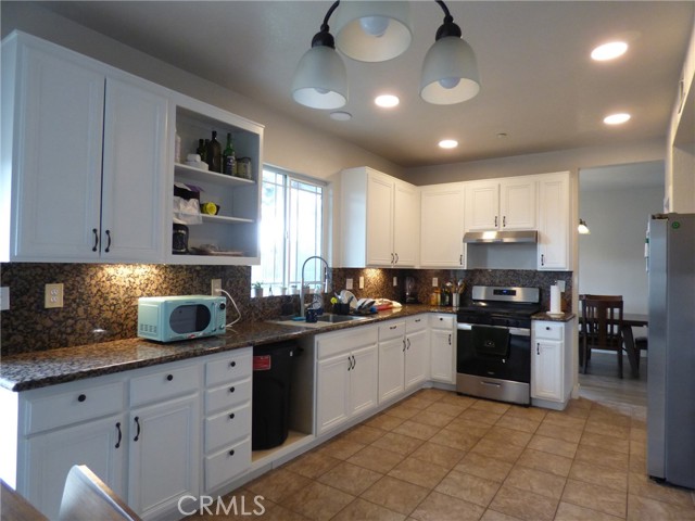 Detail Gallery Image 6 of 30 For 6279 Long Cove Dr, Fontana,  CA 92336 - 3 Beds | 2/1 Baths