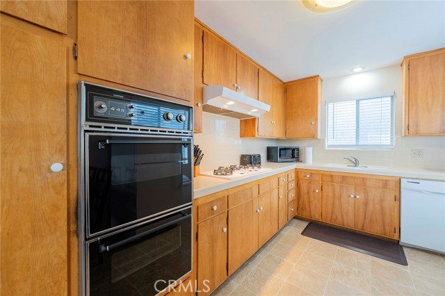 114 1/2 29TH, Newport Beach CA: https://media.crmls.org/medias/10da9794-b4f2-4eea-8384-f8b851b58b03.jpg