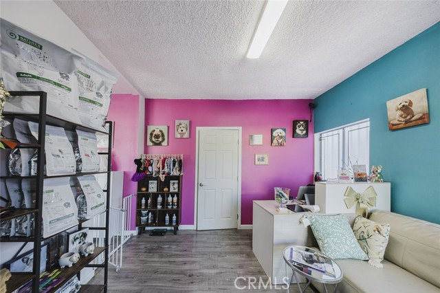 2006 E Foothill Boulevard, Pasadena CA: https://media.crmls.org/medias/10dc538b-97b2-4a68-9293-016720a1b0f6.jpg