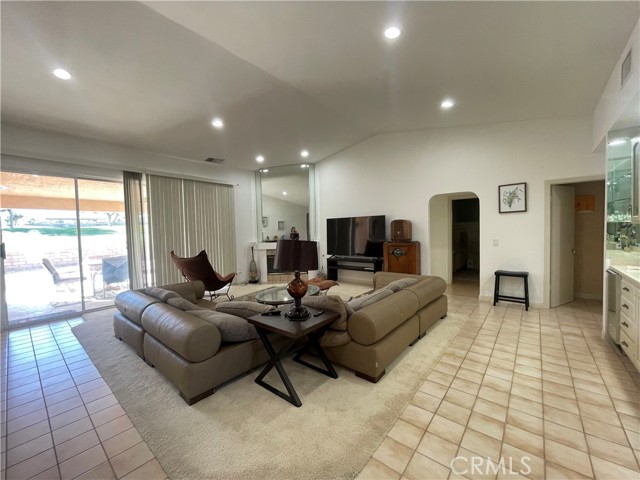 8731 Clubhouse Boulevard, Desert Hot Springs CA: https://media.crmls.org/medias/10e178ef-8d79-46d2-bc80-6dab86a1f650.jpg