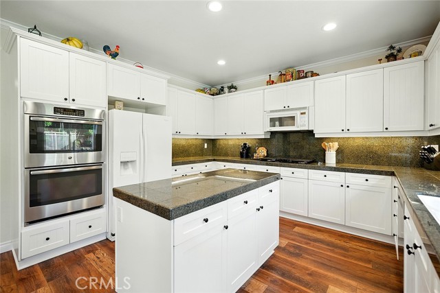 13742 Woodcrest Court, Eastvale CA: https://media.crmls.org/medias/10e321c6-32c0-44a1-88ea-4342eea87f31.jpg