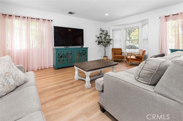 Detail Gallery Image 8 of 11 For 6608 Saint Clair Ave, North Hollywood,  CA 91606 - 4 Beds | 3 Baths