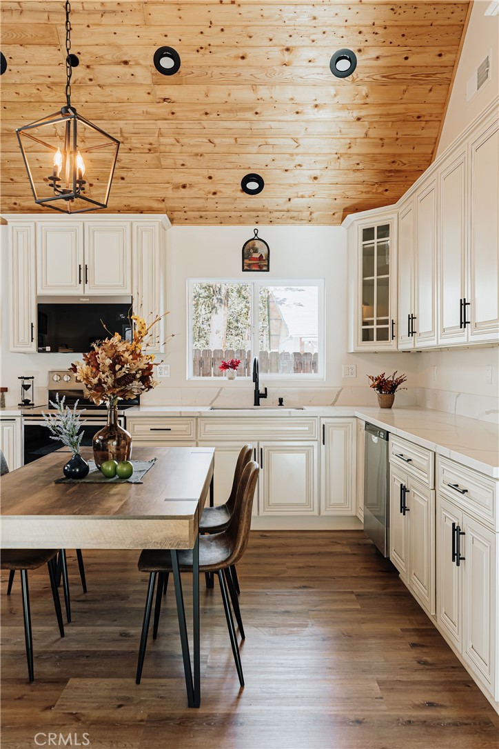 https://media.crmls.org/medias/10e4540a-8419-458d-82c8-a517abf2790c.jpg?preset=X-Large