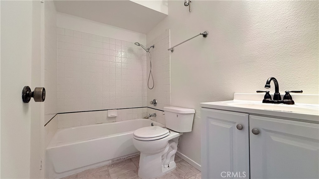 https://media.crmls.org/medias/10e6b93f-8875-4b99-8705-a4a2807c813e.jpg?preset=X-Large
