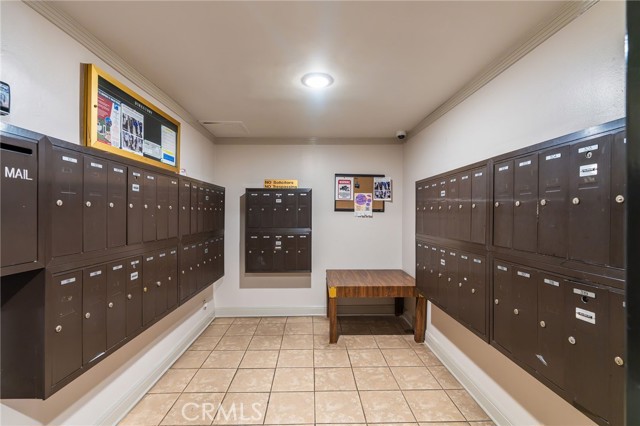 911 N Kings Road, West Hollywood CA: https://media.crmls.org/medias/10e84d0e-df00-4a1a-a90b-2dbdbc1d06c2.jpg
