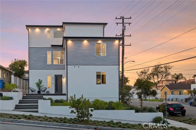 Detail Gallery Image 5 of 58 For 201 S Juanita Ave, Redondo Beach,  CA 90277 - 3 Beds | 4 Baths