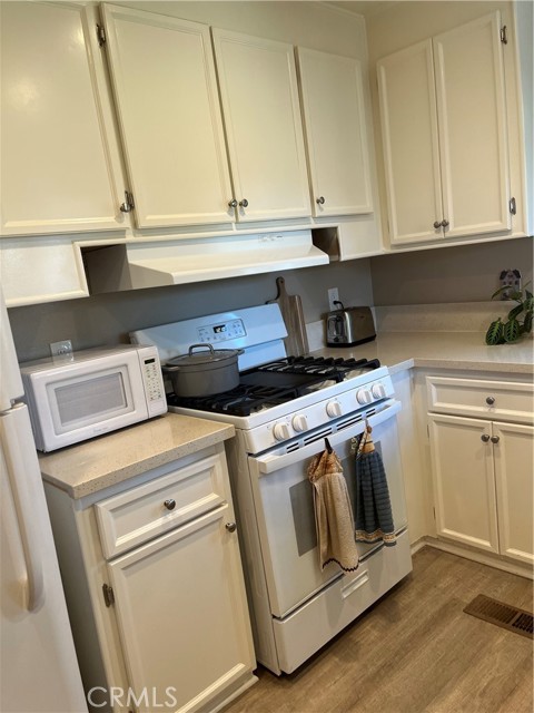 Detail Gallery Image 5 of 16 For 751 Village Lake, Brea,  CA 92821 - 1 Beds | 1 Baths