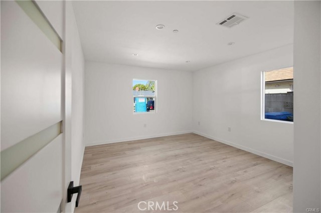 Detail Gallery Image 16 of 36 For 7842 Lasaine Ave, Northridge,  CA 91325 - 7 Beds | 5/1 Baths