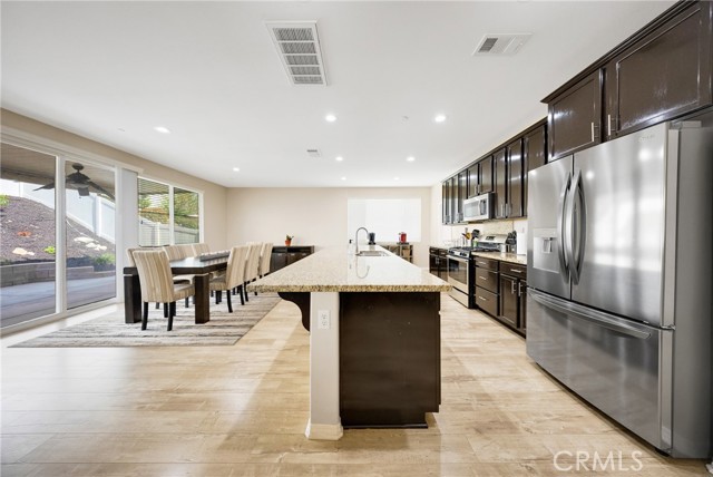 Detail Gallery Image 7 of 44 For 17984 Valerian Way, San Bernardino,  CA 92407 - 4 Beds | 3 Baths