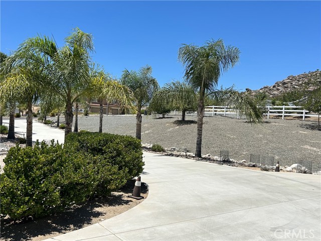 17426 Fairbreeze Court, Riverside CA: https://media.crmls.org/medias/10f7e50d-4b6c-4600-b913-e2028ab59c7e.jpg