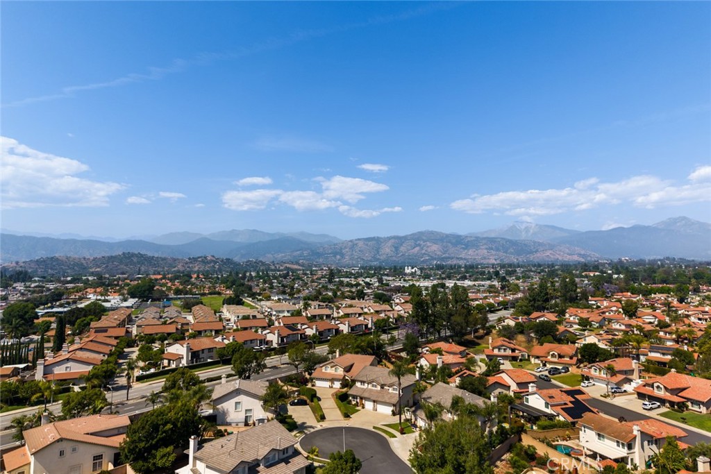 https://media.crmls.org/medias/10f82484-cc29-48ea-a5c3-cc456e51188a.jpg?preset=X-Large