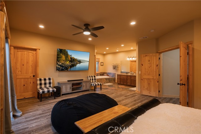 325 Stoney Creek Road, Big Bear Lake CA: https://media.crmls.org/medias/10f917ea-d3ba-40e9-8bbe-e0cb65c15605.jpg