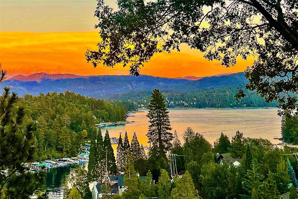 https://media.crmls.org/medias/10f9c3c7-9d3a-4b12-9a4b-0fde64e5d2bf.jpg?preset=X-Large