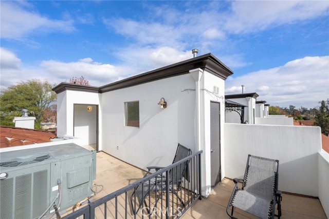 Detail Gallery Image 32 of 36 For 5027 Colfax Ave #1,  Valley Village,  CA 91601 - 3 Beds | 3 Baths