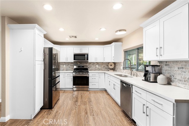 Detail Gallery Image 2 of 34 For 22615 via Santana, Nuevo,  CA 92567 - 3 Beds | 2 Baths