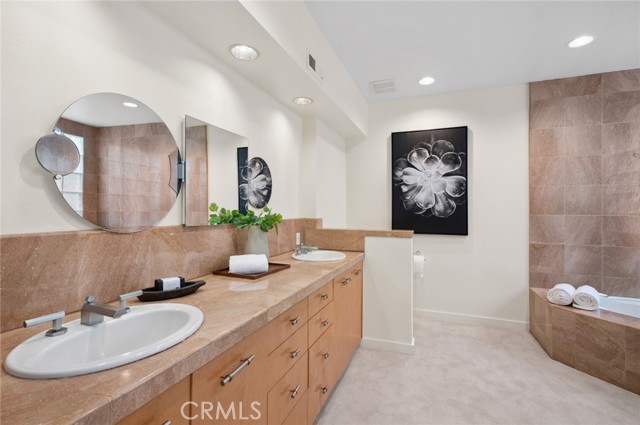 6 Rue Marseilles, Newport Beach CA: https://media.crmls.org/medias/110394e3-14a2-4634-b96d-be1037907f63.jpg