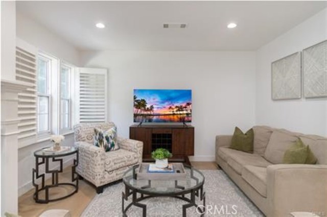 Detail Gallery Image 22 of 45 For 5840 White Oak Ave, Encino,  CA 91316 - 3 Beds | 2 Baths