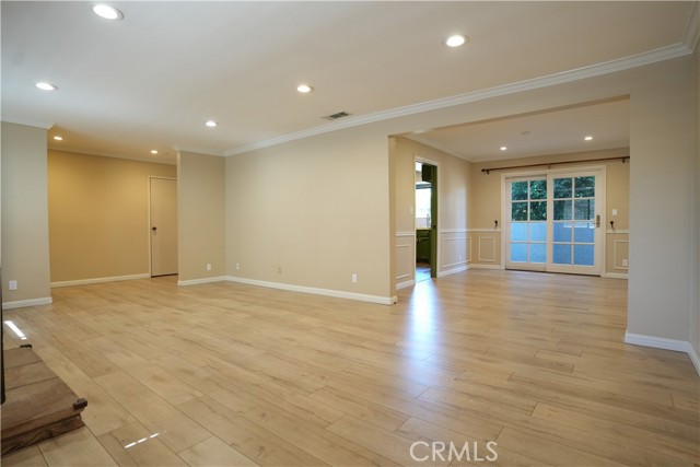 635 East Elmwood Avenue, 204 photo 6