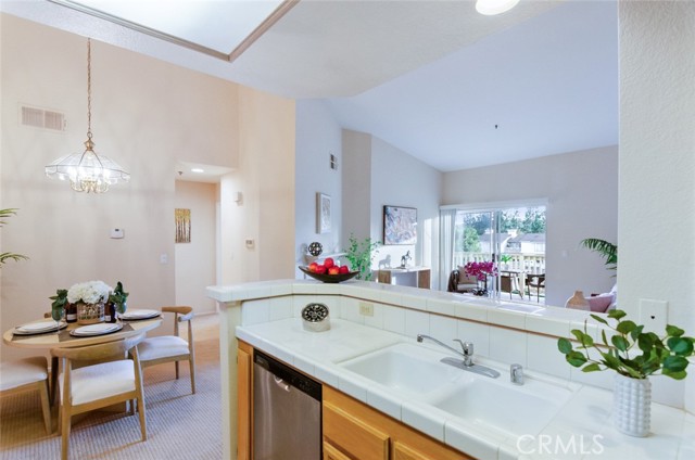 Detail Gallery Image 4 of 21 For 5805 Oak Bend #302,  Oak Park,  CA 91377 - 1 Beds | 1 Baths