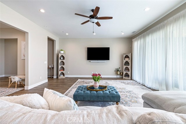 Detail Gallery Image 4 of 43 For 944 Horizon Dr, Madera,  CA 93636 - 3 Beds | 3/1 Baths