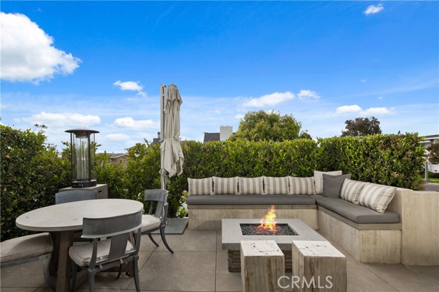 720 Poinsettia Ave, Corona del Mar CA: https://media.crmls.org/medias/110fc5da-65a9-4e2e-bfaa-b769c28403c3.jpg