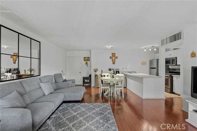 Detail Gallery Image 5 of 19 For 8601 International Ave #130,  Canoga Park,  CA 91304 - 2 Beds | 2 Baths