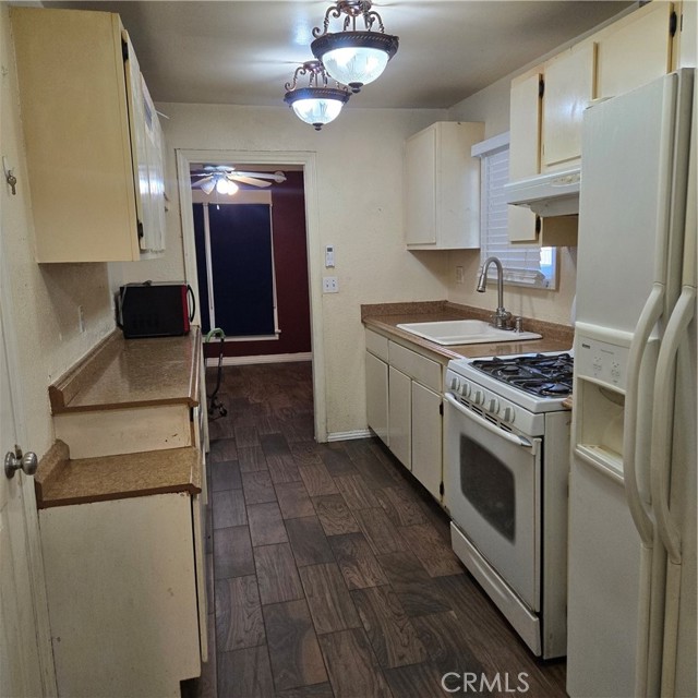 3928 La Crescenta Avenue, Glendale CA: https://media.crmls.org/medias/1114ea80-6e9f-412f-ba34-74303d692cbf.jpg