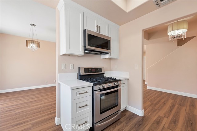 Detail Gallery Image 12 of 38 For 19017 Gault St #103,  Reseda,  CA 91335 - 3 Beds | 3 Baths