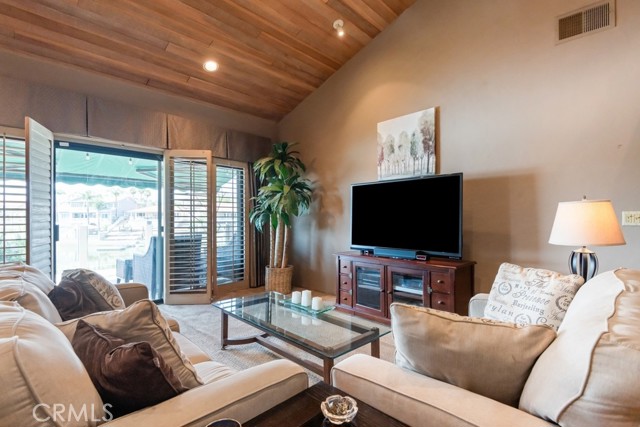 Detail Gallery Image 2 of 35 For 23428 Continental Way, Canyon Lake,  CA 92587 - 3 Beds | 2 Baths