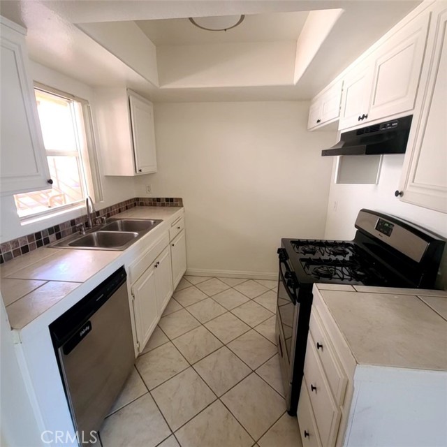 Detail Gallery Image 4 of 17 For 5060 Kester Ave #101,  Sherman Oaks,  CA 91403 - 1 Beds | 1 Baths