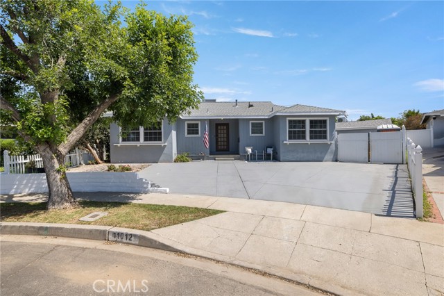 11012 Montgomery Avenue, Granada Hills CA: https://media.crmls.org/medias/11200f50-daa5-4a3f-89db-fc763434f1bd.jpg