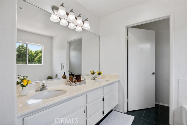 13646 1/2 Dronfield Avenue, Sylmar CA: https://media.crmls.org/medias/11221393-bdb4-41a1-855c-59ea7e34aab6.jpg