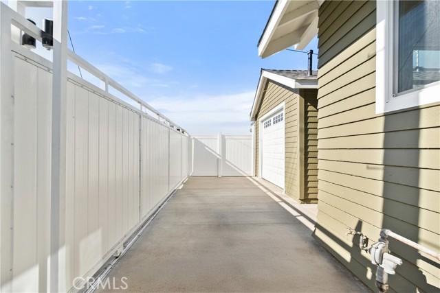 1027 E 10th St, Long Beach CA: https://media.crmls.org/medias/1124e72f-6a01-46de-b72f-677c1b8a0876.jpg